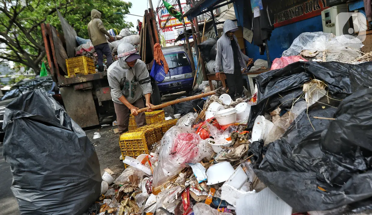 Barang bekas yang sudah dianggap sampah ternyata bisa menjadi sumber penghidupan bagi sebagian orang. (Liputan6.com/Angga Yuniar)