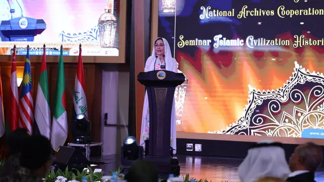 Anggota DPR RI Rieke Diah Pitaloka menghadiri acara Forum Kerja Sama Arsip Nasional Negara-Negara Berpenduduk Mayoritas Muslim dan Seminar Arsip Sejarah Peradaban Islam dan Diplomasi Internasional Jakarta, Rabu (12/7/2023).