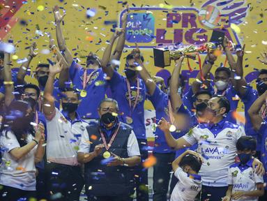 Kejutan dibuat oleh tim debutan Bogor LavAni saat menjuarai PLN Mbile Proliga 2022 untuk kategori putra usai menumbangkan juara 7 kali Surabaya Bhayangkara Samator, Minggu (27/3/2022). Klub milik mantan Presiden SBY menang 3-2 (23-25, 25-19, 20-25, 25-18, 15-10). (Bola.com/Bagaskara Lazuardi)