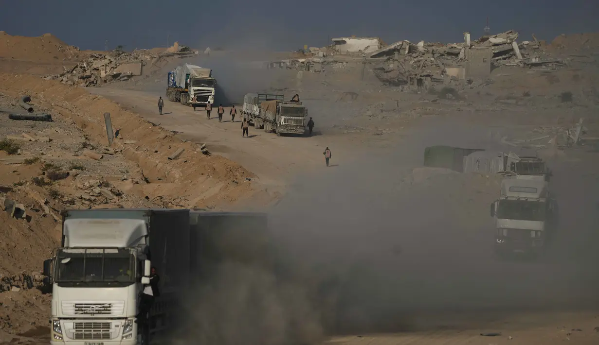 Truk-truk yang mengangkut bantuan kemanusiaan melintasi Kota Gaza setelah masuk dari Israel melalui pos perbatasan Zikim di bagian utara Jalur Gaza, Kamis 13 November 2025. Truk pengangkut bantuan kemanusiaan kembali memasuki Jalur Gaza melalui penyebrangan Zikim di utara pada Kamis (13/11/2025) waktu setempat, setelah otoritas Israel membuka kembali perbatasan tersebut. (AP Photo/Jehad Alshrafi)