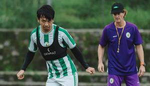 PSS Sleman sudah kembali berlatih pasca-libur lebaran di Lapangan Pakembinangun, Kamis (3/4/2025). Pelatih Pieter Huistra tampak mengamati Wahyudi Hamasi yang sudah ikut berlatih. (dok. PSS Sleman)