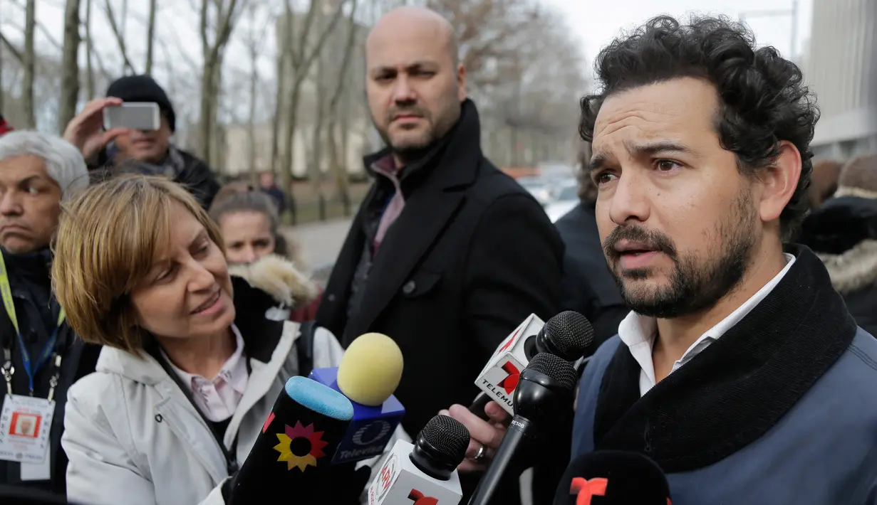 Aktor Meksiko, Alejandro Edda memberikan keterangan di luar pengadilan federal Brooklyn, (28/1). Edda muncul menghadiri sidang gembong narkoba, Joaquin "El Chapo" Guzman demi mendalami perannya di drama Netflix berjudul Narcos: Mexico. (AP/Seth Wenig)