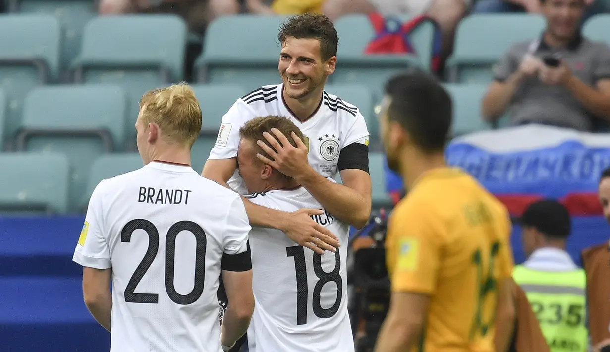 Para pemain Jerman merayakan gol Leon Goretzka (atas) pada laga grup B Piala Konfederasi 2017 di Fisht Stadium, Sochi, Rusia, (19/6/2017). Jerman menang 3-2. (AP/Martin Meissner)