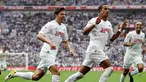 Winger Swansea City Scott Sinclair (tengah) mencetak hat-trick saat menundukkan Reading 4-2 pada final play-off promosi championship di Wembley Stadium, 30 Mei 2011. AFP PHOTO/ADRIAN DENNIS