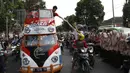 Antusiasme warga Kudus menyambut peraih emas bulutangkis Olimpiade Rio 2016, Tontowi Ahmad dan Liliyana Natsir, saat kirab melewati jalan-jalan utama kota Kudus, Kamis (1/9/2016). (Bola.com/Arief Bagus)