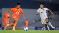 Pemain Timnas Indonesia U-22, Rabi Darwis (kanan) berebut bola dengan pemain India, Thingujam Korou Singh dalam laga uji coba di Stadion Madya, Senayan, Jakarta, Minggu (13/10/2025). (Bola.com/Bagaskara Lazuardi)