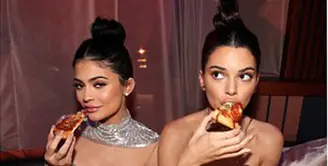 Seperti selebriti lainnya, kakak - beradik Kendall dan Kylie Jennerpun tak ingin melewati ajang Golden Globe Awards 2017. Hadir dengan tampilan yang mempesona, keduanya juga berdandan dengan gaya yang serupa. (doc.dailymail.com)