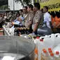 Wakapolri Komjen Pol Syafruddin didampingi jajaran kepolisian memberi keterangan saat menunjukkan barang bukti minuman keras atau miras oplosan di Mapolres Jakarta Selatan, Rabu (11/4). Puluhan orang tewas dalam kasus ini. (Merdeka.com/Iqbal Nugroho)