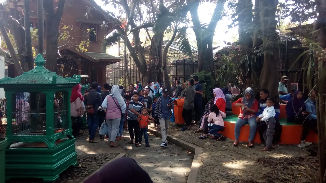 Pengunjung taman satwa Cikembulan, Garut