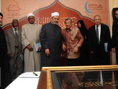 Grand Sheikh Al Azhar, Ahmed Al-Thayyeb (tengah) bersama M Quraish Shihab saat mengunjungi Pusat Studi Al Quran di Pondok Cabe, Tangerang, Selasa (23/2/2016). Ahmed Al-Thayyeb melakukan kunjungan 4 hari di Indonesia. (Liputan6.com/Helmi Fithriansyah)