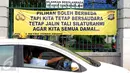 Spanduk himbauan jelang pelaksanaan Pilkada DKI putaran 2 terpampang di pintu masuk Kawasan GBK Jalan Gerbang Pemuda, Jakarta, Minggu (16/4). Pilkada DKI Jakarta putaran 2 akan berlangsung pada Rabu 19 April mendatang. (Liputan6.com/Helmi Fithriansyah)
