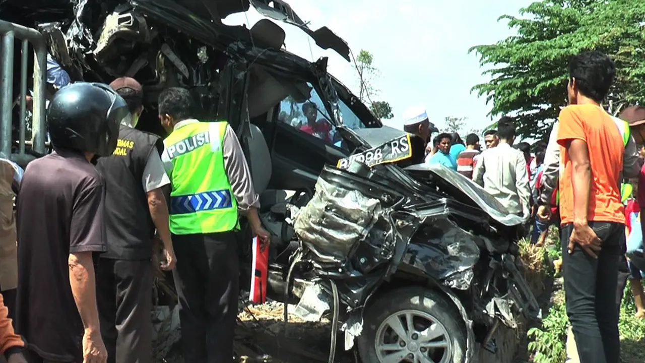 Kereta tabrak mobil