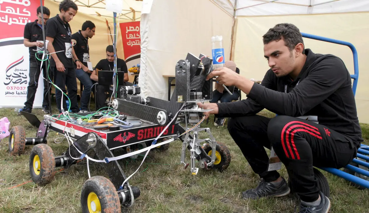 Seorang peserta saat mengecek robotnya saat berkompertisi dalam internasional Mars robot di Regional Sains – Technology, Polandia, (5/9/2015). 40 tim dari dua belas negara mengikuti perlombaan ini. (REUTERS/Pawel Malecki/Agencja Gazeta)