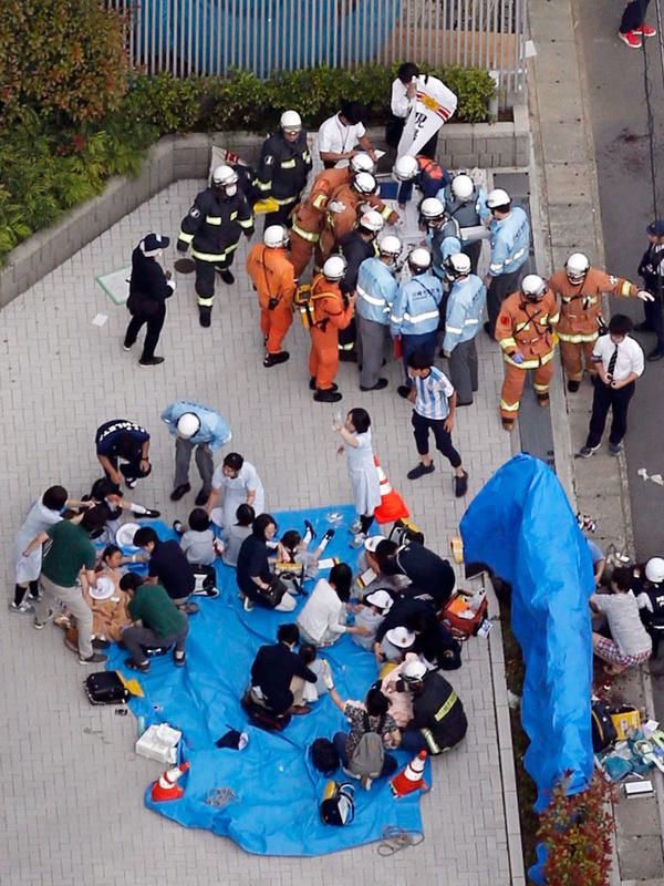 Tim penyelamat memberi penanganan kepada para korban penusukan massal di Kawasaki, dekat Tokyo, Jepang, Selasa (28/5/2019). Belasan korban luka mendapat penanganan dini oleh beberapa ambulans yang langsung bersiaga di lokasi kejadian. (Jun Hirata/Kyodo News via AP)