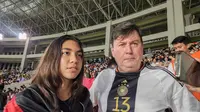 Penyerang Timnas Putri Indonesia, Claudia Scheunemann, bersama ayahnya, Ralph Scheunemann, menyaksikan langsung laga final Piala Dunia U-17 2023 di Stadion Manahan, Solo, Sabtu (2/12/2023). (Bola.com/Radifa Arsa)