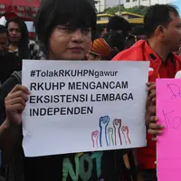 Masyarakat dari "Aliansi Masyarakat Sipil Tolak Rancangan KUHP" melakukan demontrasi di depan Gedung MPR/DPR, Jakarta, Senin (12/2). Mereka menolak RUU KUHP karena dianggap tidak demokratis. (Liputan6.com/Johan Tallo)