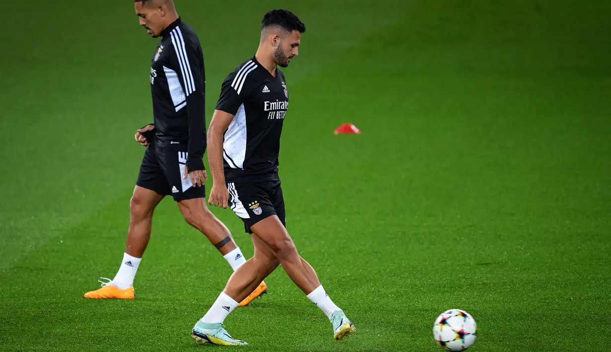 <p>Pemain depan Benfica Goncalo Ramos (kanan) menghadiri sesi latihan menjelang matchday 4 Grup H Liga Champions kontra Paris Saint-Germain di stadion The Parc des Princes di Paris pada 10 Oktober 2022. Pada laga kali ini, Benfica diprediksi masih belum bisa diperkuat Lucas Verissimo dan Felipe Morato yang masih dibekap cedera. (Anne-Christine POUJOULAT / AFP)</p>