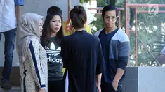 Putra dan putri Setya Novanto, Rheza Herwindo (kanan) bersama Dwina Michaella (kedua kiri) usai mengunjungi sang ayah di Rutan KPK, Jakarta, Senin (25/12). Keduanya tampak berbincang dengan anggota keluarga lainnya. (Liputan6.com/Helmi Fithriansyah)