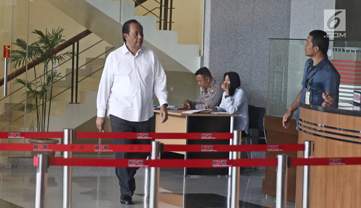 Mantan Kapten pilot Garuda Indonesia, Agus Wahjudo berjalan di loby gedung KPK usai menjalani pemeriksaan, Jakarta, Rabu (21/3). Agus kembali menjalani pemeriksaan lanjutan sebagai saksi untuk tersangka Emirsyah Satar. (Liputan6.com/Herman Zakharia)