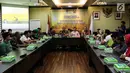 Ketua F-PKB Cucun Ahmad Syamsurizal (kanan) bersama Ketua DPP PKB Jazilul Fawaid (kedua kiri) saat menjadi narasumber pada diskusi publik dan launching FGD F-PKB di Kompleks Parlemen, Jakarta, Selasa (16/7/2019). FGD tersebut sebagai rangkaian acara HUT PKB. (Liputan6.com/JohanTallo)