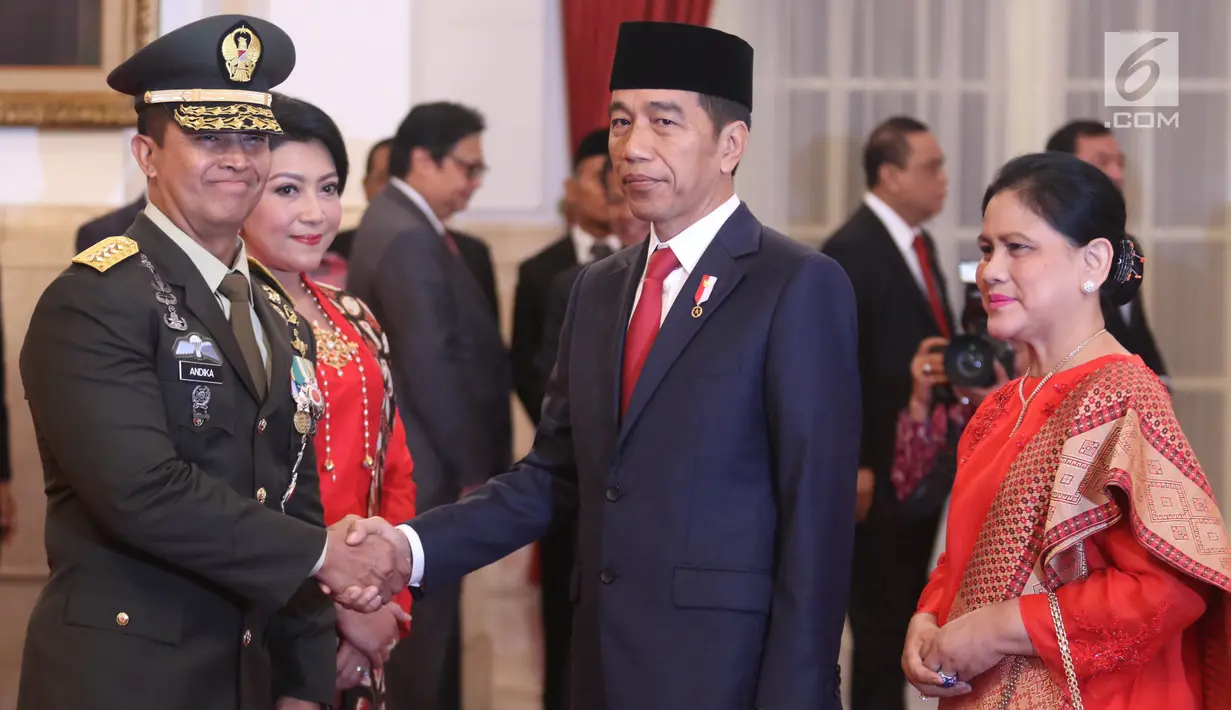 Presiden Joko Widodo (Jokowi) didampingi Ibu Negara, Iriana Jokowi berfoto bersama Letjen Andika Perkasa seusai pelantikan sebagai Kepala Staf TNI Angkatan Darat (KSAD) di Istana Kepresidenan, Kamis (22/11). (Liputan6.com/Angga Yuniar)