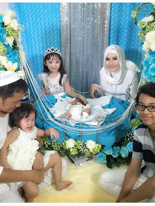 Keceriaan keluarga kecil ini saat menggelar syukuran anak ketiganya, Bhai Kaba Bramantyo. (Bintang.com/@hanungbramantyo). (Bintang.com/@hanungbramantyo)