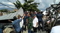 Presiden Joko Widodo (Jokowi) meninjau lokasi gempa di Perumahan Balaroa, Palu, pada Minggu (30/9/2018). (Septian Deny/Liputan6.com)