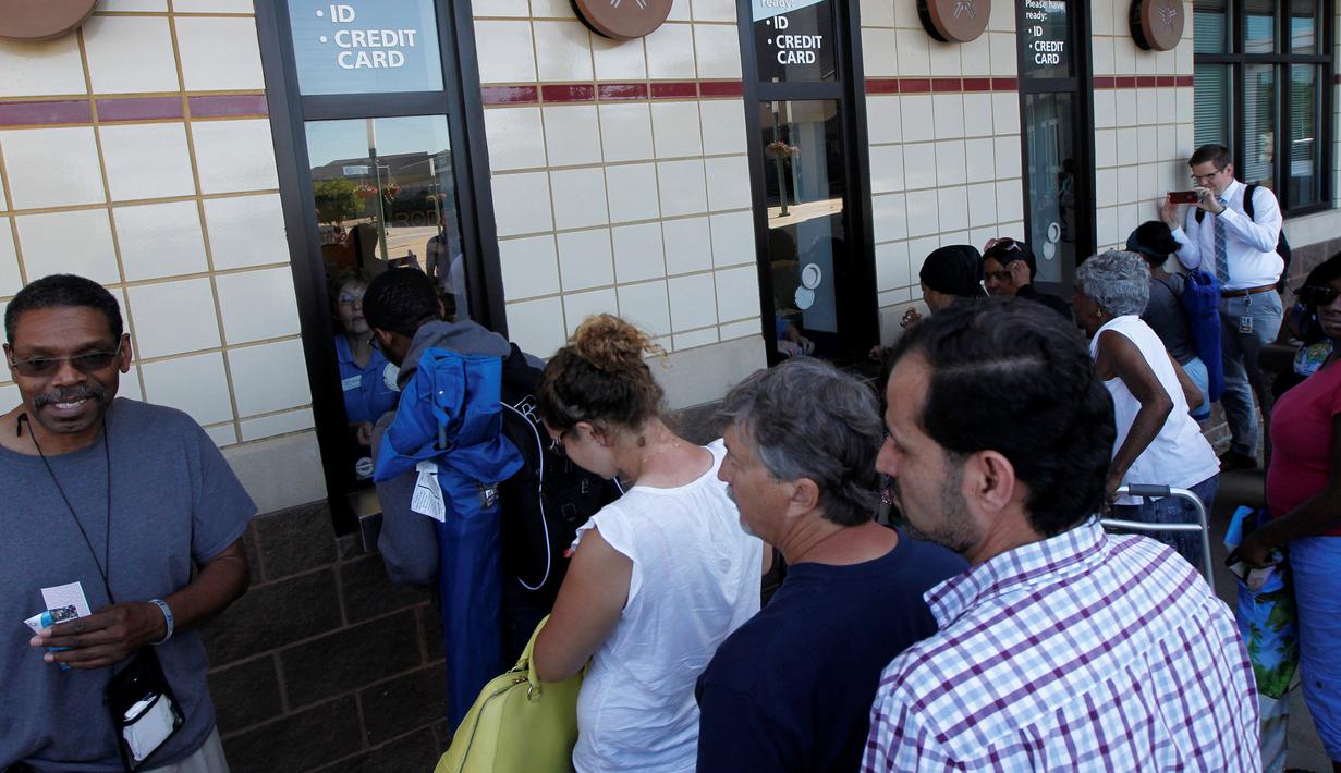 Antrean fans saat mendapatkan tiket pemakaman petinju legendaris Muhammad Ali di Freedom Hall, Louisville, Kentucky, Selasa (7/6). Keluarga menyiapkan 14.000 tiket untuk acara pemakaman Muhammad Ali pada 10 Juni mendatang. (REUTERS/John Sommers II)