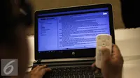 Penyandang tunanetra mengoperasikan alat tersebut yang terhubung dengan laptop di Kemenko PMK, Jakarta, Selasa (17/5). Aplikasi tersebut membantu para penyandang tunanetra untuk membaca melalui media aplikasi. (Liputan6.com/Faizal Fanani)