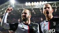 Pemain Juventus, Leonardo Bonucci, merayakan gol yang dicetak Gonzalo Higuain ke gawang Atalanta pada laga Serie A Italia di Stadion Atleti Azzurri, Bergamo, Sabtu (23/11). Atalanta kalah 1-3 dari Juventus. (AFP/Miguel Medina)