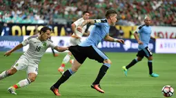 Pemain Meksiko, Andres Guardado, menarik celana pemain Uruguay, Jose Maria Gimenez, pada laga Grup C Copa Amerika. Pada laga itu wasit memberikan kartu merah kepada pemain Meksiko dan juga Uruguay. (AFP/Nelson Almeida) 
