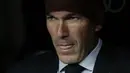 Pelatih Real Madrid, Zinedine Zidane menyaksikan pemainnya bertanding melawan Osasuna pada lanjutan pertandingan La Liga di stadion Santiago Bernabeu, Spanyol (25/9/2019). Dengan kemenangan ini Real Madrid ke Puncak Klasemen La Liga dengan poin 14. (AP Photo/Bernat Armangue)