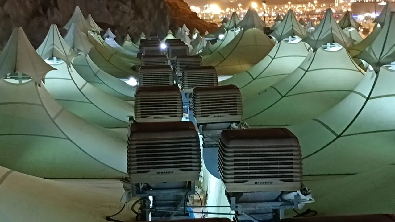 Suasana tenda-tenda jemaah haji Indonesia di Mina saat malam hari.