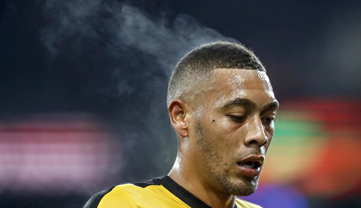 Foto Olahraga Terbaik - Pemain Bern, Guillaume Hoarau, tampil melawan BSC Young Boys pada laga Liga Europa di Stade de Suisse, Swiss, Kamis (20/10/2016). (EPA/Peter Klaunzer)