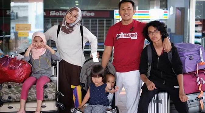 Kebahagiaan tengah menyelimuti pesinetron Zaskia Adya Mecca. Istri Hanung Bramantyo itu kini mengandung anak keempatnya. Kabar bahagia itu disampaikan di kawasan Tendean. (Instagram/zaskiadyamecca)