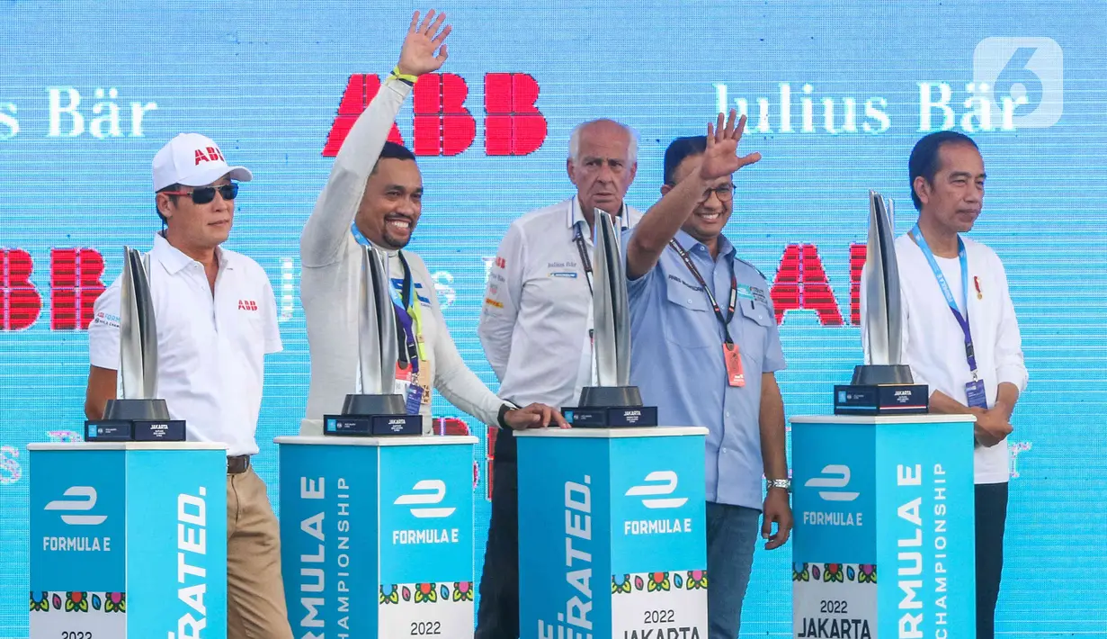 Presiden Joko Widodo atau Jokowi (kanan) bersama Gubernur DKI Jakarta Anies Baswedan (kedua kanan) dan Ketua Pelaksana Jakarta E-Prix Ahmad Sahroni berada di atas panggung saat penyerahan piala Formula E di Jakarta International E-Prix Circuit (JIEC), Jakarta, Sabtu (4/6/2022). Andalan Jaguar TCS Racing Mitch Evans memenangkan ajang balap Formula E Jakarta e-Prix 2022. (Liputan6.com/Herman Zakharia)