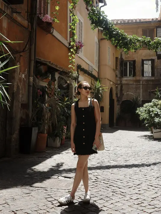 Aaliyah Massaid tampil fashionable dengan mini dress black jeans berkancing dan sneakers putih [@aaliyah.massaid]