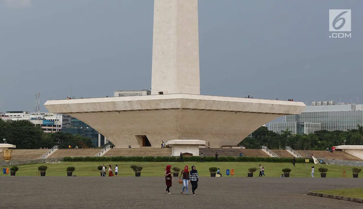 Wistawan beraktivias di kawasan Monumen Nasional (Monas), Jakarta, Sabtu (19/5). Kawasan wisata yang menjadi simbol ibukota tersebut menjadi salah satu lokasi warga untuk “ngabuburit” atau menunggu waktu berbuka puasa. (Liputan6.com/Immanuel Antonius)
