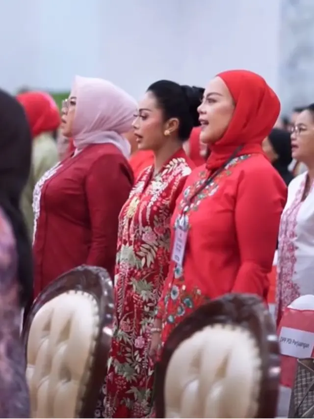 6 Potret Krisdayanti di Acara Hari Ibu Bersama Megawati, Anggun Berkebaya Panjang