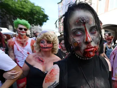 Seorang wanita memakai kostum dan berdandan menyerupai zombie saat mengambil bagian dalam acara Zombie Walk di kota Strasbourg, Prancis, 14 September 2019. Acara yang digelar dalam rangka Festival Film Fantasi Eropa ke-12 ini berlangsung dari  14 hingga 23 September. (FREDERICK FLORIN / AFP)