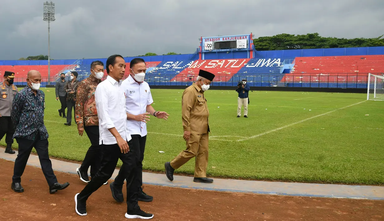 Ketika melihat langsung tribune selatan dan jalan akses keluar-masuk dari lokasi itu, Jokowi berkomentar soal kondisi yang tak ideal di sana. Ia berkomentar soal curamnya tribune tersebut. Selain itu, ia juga berkomentar soal sempitnya jalan akses keluar masuk ke tribune. (AFP/Handout/Indonesia Presidential Palace)