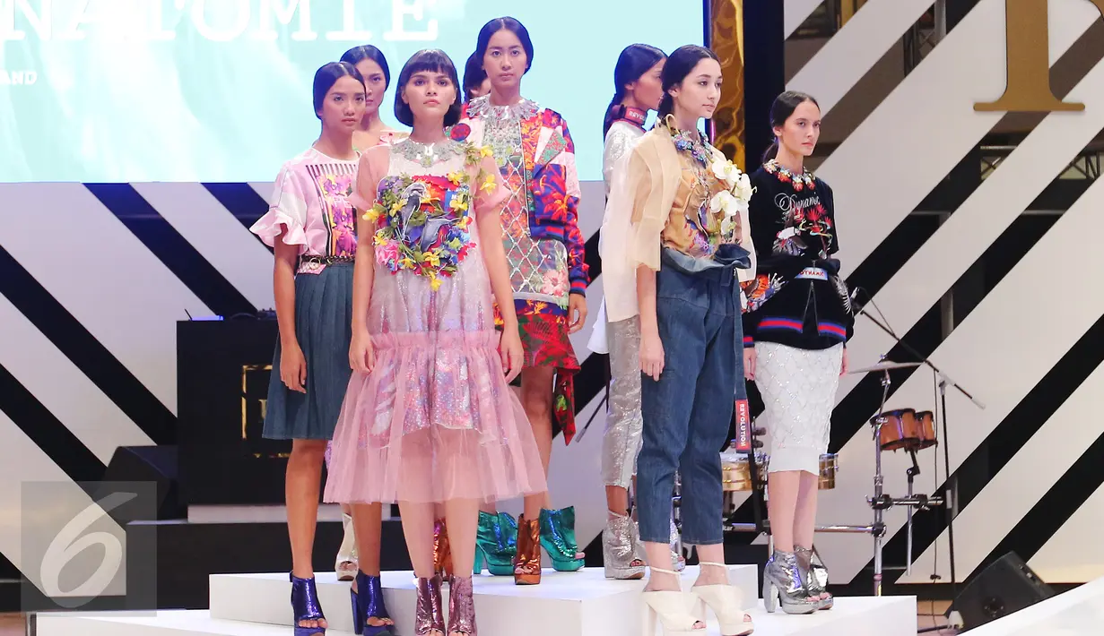 Model membawakan busana koleksi Wonder Anatomie saat penutup Fashion Nation Tenth Edition (FNX) di Senayan City, Jakarta, (23/4). Wonder Anatomie yang merupakan brand dari desainer asal Thailand Chalermkiat Khatikasemlert. (Liputan6.com/Angga Yuniar)