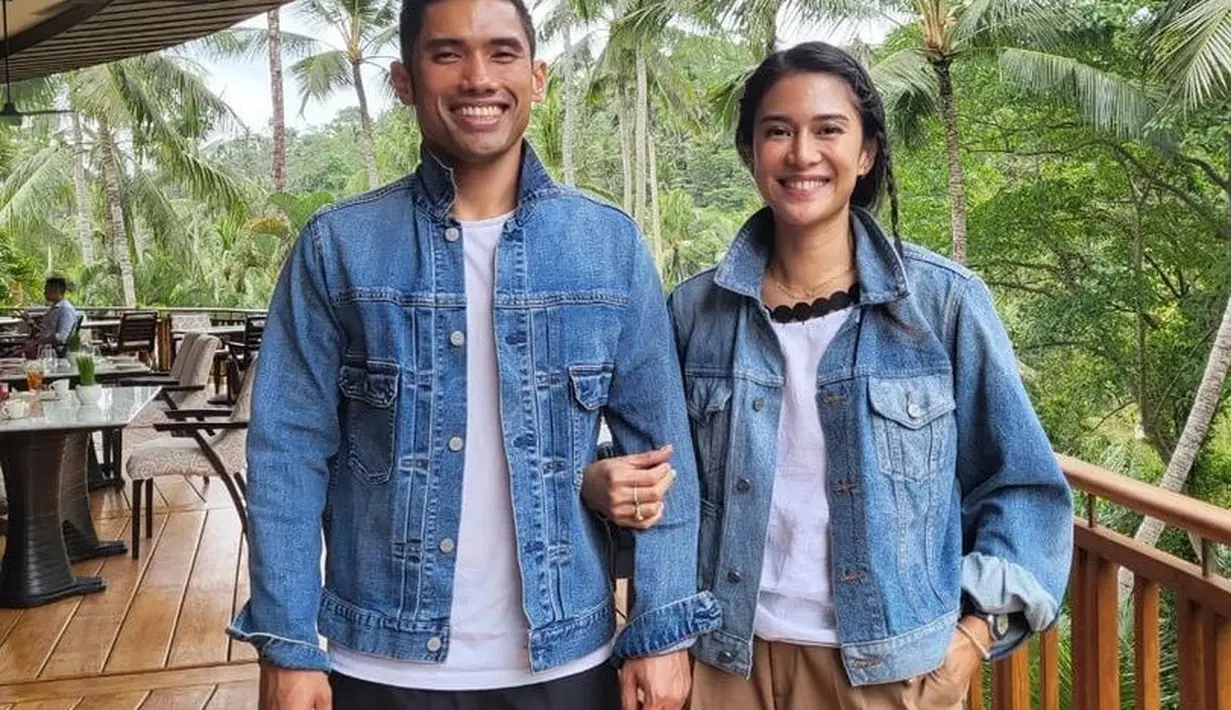 Keduanya juga kompak mengenakan jaket denim dengan inner putih dipadukan celana pendek. [@therealdisastr]