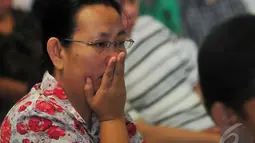 Seorang wanita tampak cemas menunggu kabar terbaru hilangnya pesawat AirAsia QZ8501 di posko Crisis Centre Terminal II Bandara Juanda, Surabaya, Jawa Timur, Senin (29/12). (Liputan6.com/Johan Tallo)
