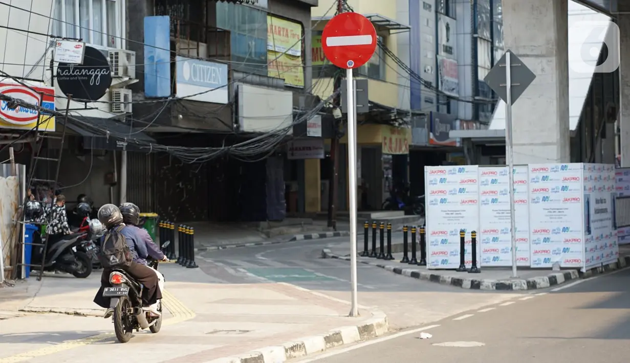<p>Pengendara sepeda motor melawan arus saat melintas di kolong Stasiun MRT Blok A, Jakarta, Selasa (29/9/2020). Kurangnya sanksi tegas bagi pelanggar lalu lintas membuat sebagian pemotor nekat melawan arus di jalur satu arah itu, meski dapat membahayakan keselamatan. (Liputan6.com/Immanuel Antonius)</p>