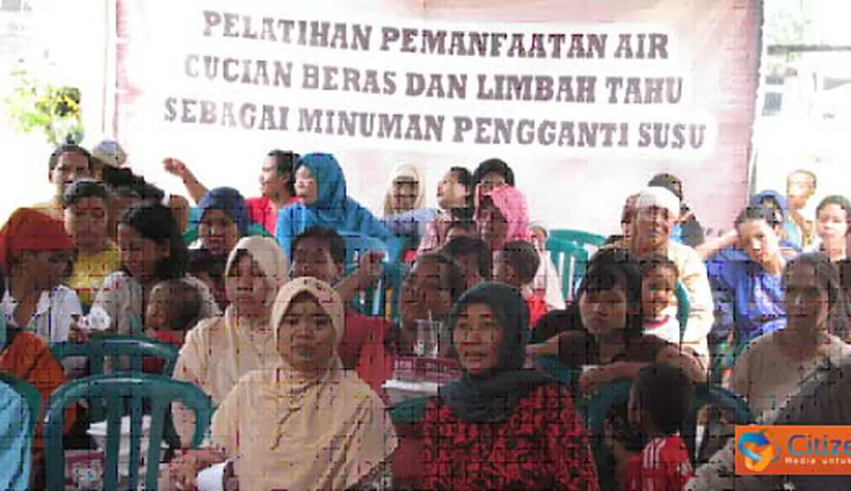 Citizen6, Surabaya: Tim Minzi Leta, mengadakan pelatihan pembuatan minuman Leta, minuman berbahan dasar ampas tahu dan air cucian beras, sebagai minuman pengganti susu di Desa Kejawan Putih Tambak RW 4 RT 3, Surabaya, Minggu (17/4). (Pengirim: Evi)