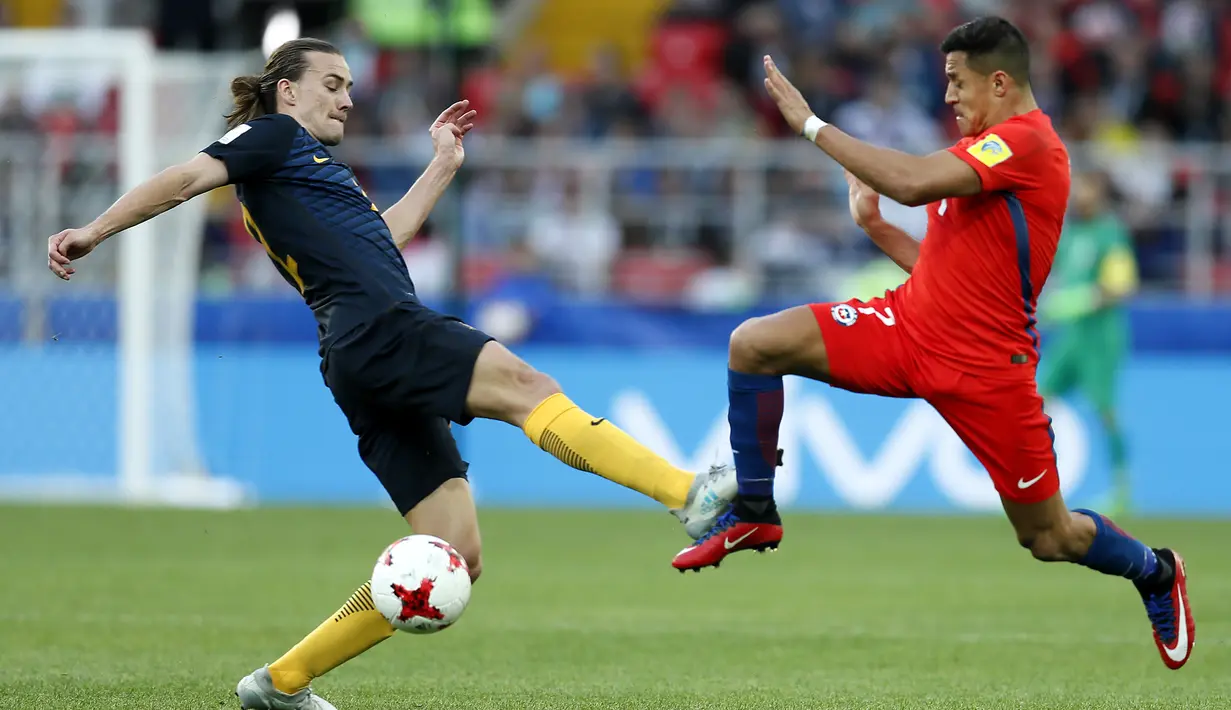 Gelandang Australia, Jackson Irvine, berebut bola dengan striker Cile, Alexis Sanchez pada laga Grup B Piala Konfederasi 2017 di Arena Otkrytiye, Moskow, Minggu (25/6/2017). Cile bermain imbang 1-1 dengan Australia. (EPA/Yuri Kochetkov)