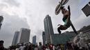  Salah satu aksi yang diperagakan pegiat 'Pole Dance'  di Bundaran HI, Jakarta, Minggu (18/1/2015). (Liputan6.com/Miftahul Hayat)