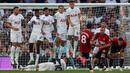 Pemain Manchester United, Bruno Fernandes (8) melakukan tendangan bebas ke arah gawang Tottenham Hotspur pada laga pekan kedua Liga Inggris 2023/2024 di Tottenham Hotspur Stadium, London, Inggris, Minggu (20/08/2023) WIB. (AFP/Adrian Dennis)
