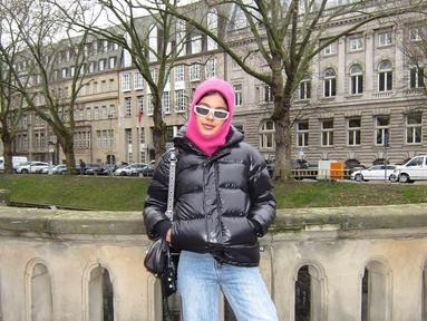 Seperti momen liburan Eva Celia dan Demas Narawangsa di Eropa baru-baru ini. Ada potret Eva Celia yang terlihat mengenakan penutup kepala yang mencuri perhatian. Seketika netizen menyebut Eva Celia mengenakan hijab. (Liputan6.com/IG/@evacelia).